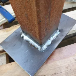 Słupki do podtrzymywania bramy