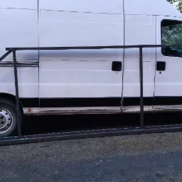 Rama bramy gotową do obsadzenia