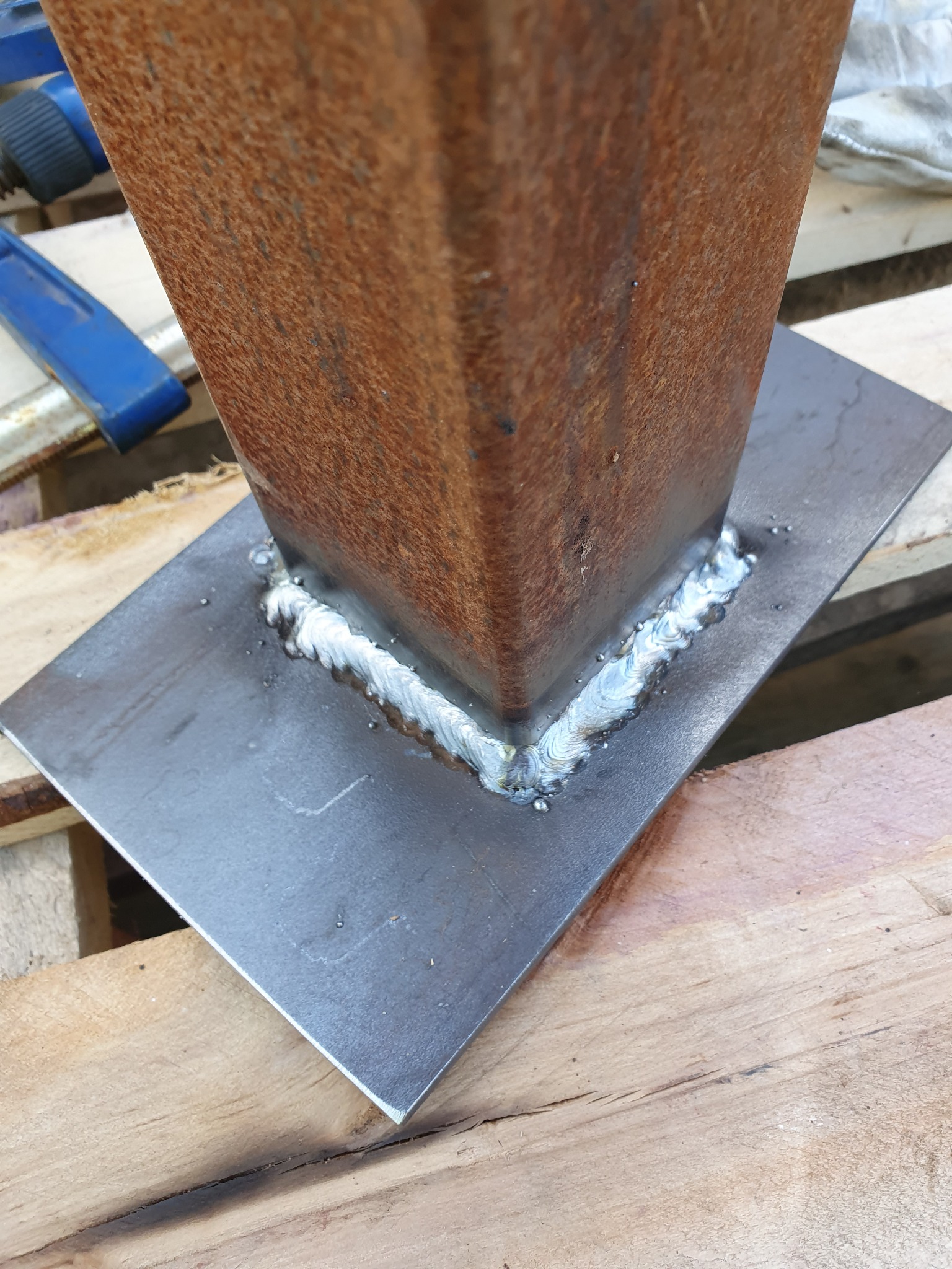 Słupki do podtrzymywania bramy