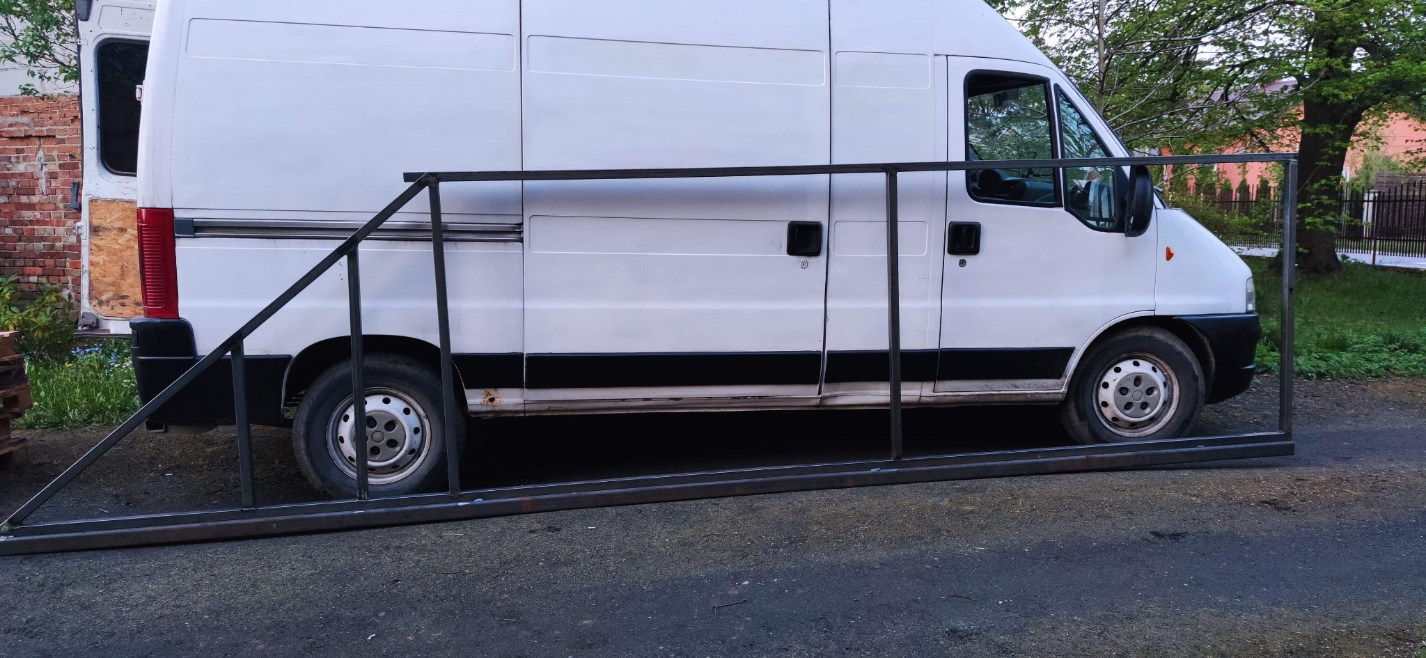 Rama bramy gotową do obsadzenia