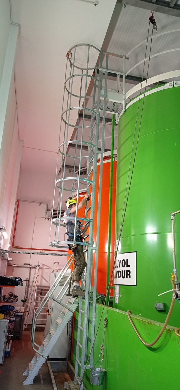 bariery ochronne, balustrady, drabina dostępowa do maszyn, drabina inspekcyjna, drabina na zbiornikach