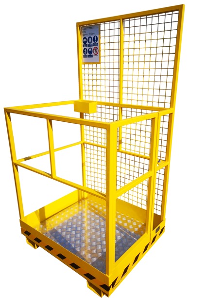 Żółta platforma robocza do wózka widłowego z kratą ochronną i aluminiową podłogą antypoślizgową, widoczne oznaczenia BHP.