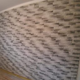 Robson - Kamień dekoracyjny na ścianie w pokoju.