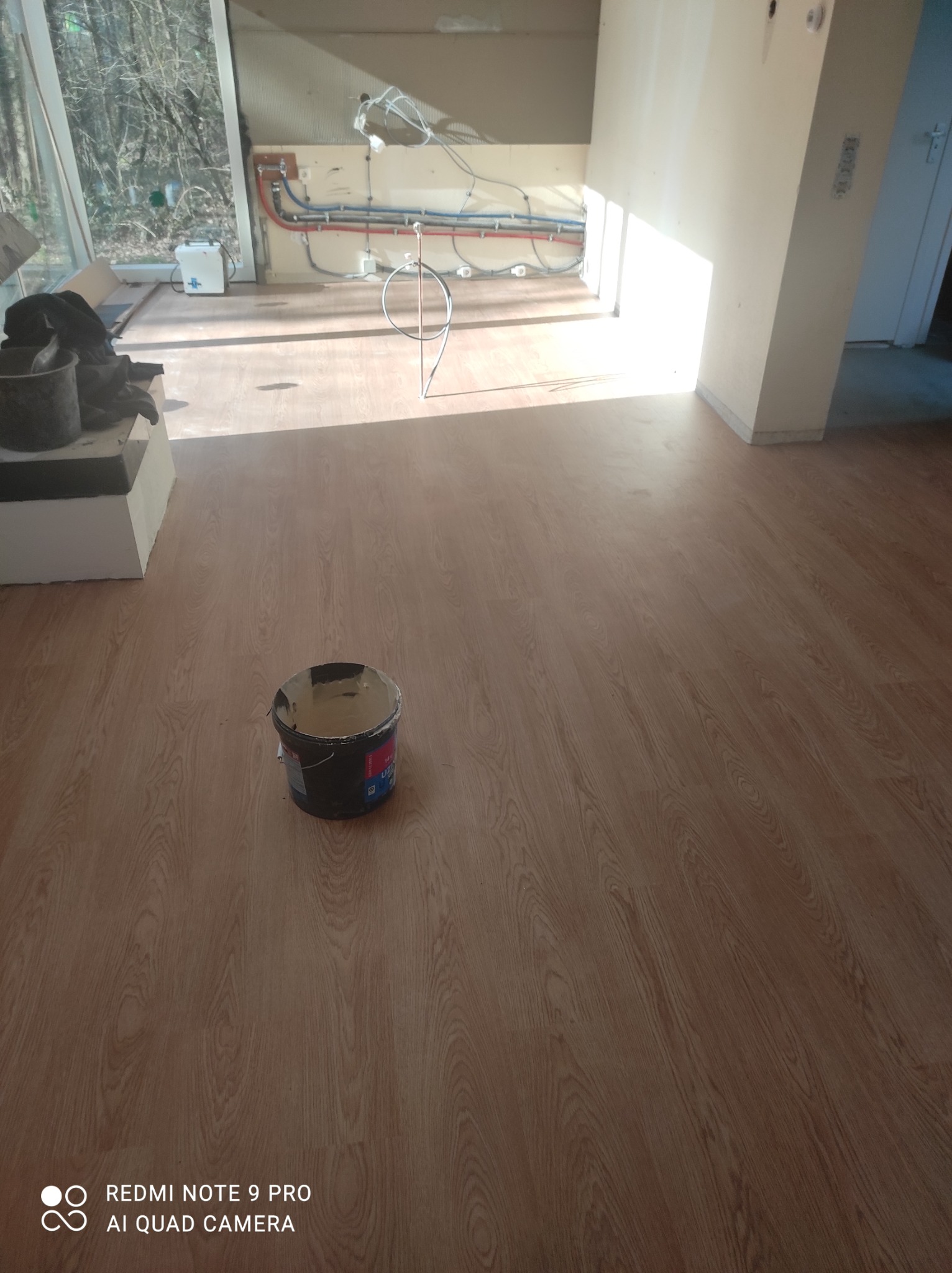 Montaż paneli Lvt z wylewką samopoziomującą