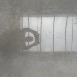 CleanQ - Szara, gładka posadzka z refleksami światła i cieniem osoby robiącej zdjęcie, widoczne delikatne wzory i tekstura betonu. Minimalistyczny efekt wizualny.