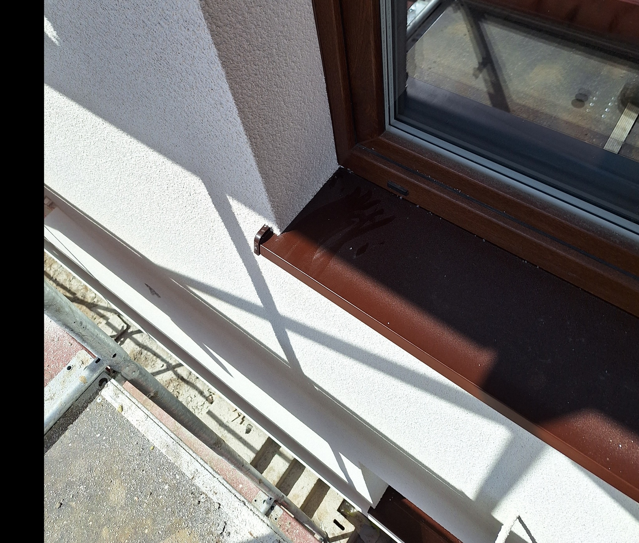 Elewacja, podbitka, obróbki blacharskie oraz wykonana izolacja balkonów i tarasu wykończonych płytkami gresowymi.