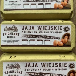 Trzy opakowania wiejskich produktów od Gospodarstwa Rolnego Chwalisz Romuald z Gębic, z informacją o chowie na wolnym wybiegu i możliwości wyboru lokalnych produktów. Na etykietach widoczne miejsce...
