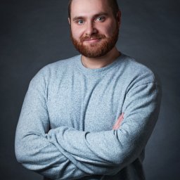Sebastian Poleszak - to doświadczony designer, szkoleniowiec, grafik komputerowy, specjalizujący się w tworzeniu identyfikacji wizualnej, oraz projektach 3D.