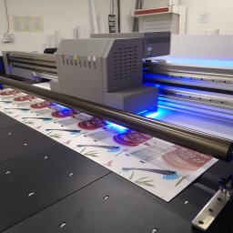 Druk wielkofomatowy UV, druk na PCV, PVC, Plexi, szkło, dibond, alubond, plabond, tektura falista
