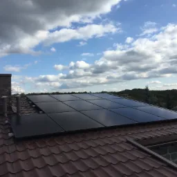 Wyszło równo :) Instalacja o mocy 4.5 kW wykonana na dachu pokrytym blachodachówką. Panele Full Black .