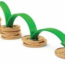 Rosnące stosy złotych monet połączone zieloną strzałką wskazującą na końcową monetę, symbolizujące wzrost kapitału lub inwestycję.