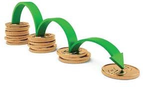 Rosnące stosy złotych monet połączone zieloną strzałką wskazującą na końcową monetę, symbolizujące wzrost kapitału lub inwestycję.