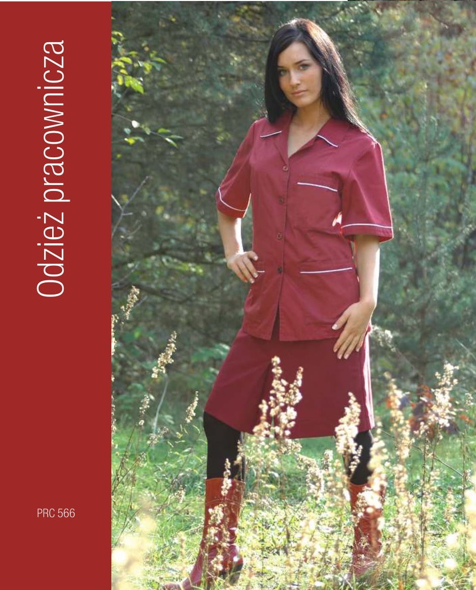 Kobieta prezentuje komplet odzieży roboczej: bordowy fartuch z trzema kieszeniami i krótkim rękawem z białym lamowaniem oraz spódnica z kontrafałdą, pozuje na tle leśnym.