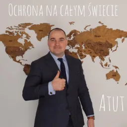 Mężczyzna w garniturze, z uniesionym kciukiem, stoi na tle drewnianej mapy świata z napisem 'Ochrona na całym świecie' u góry i 'ATUT #1' na dole.