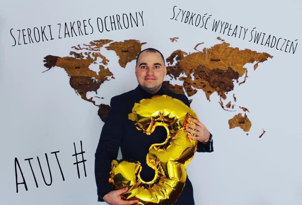 Mężczyzna w garniturze trzymający złoty balon w kształcie cyfry 3 na tle mapy świata z napisami 'Szeroki zakres ochrony' i 'Szybkość wypłaty świadczeń' oraz napisem 'ATUT #'.
