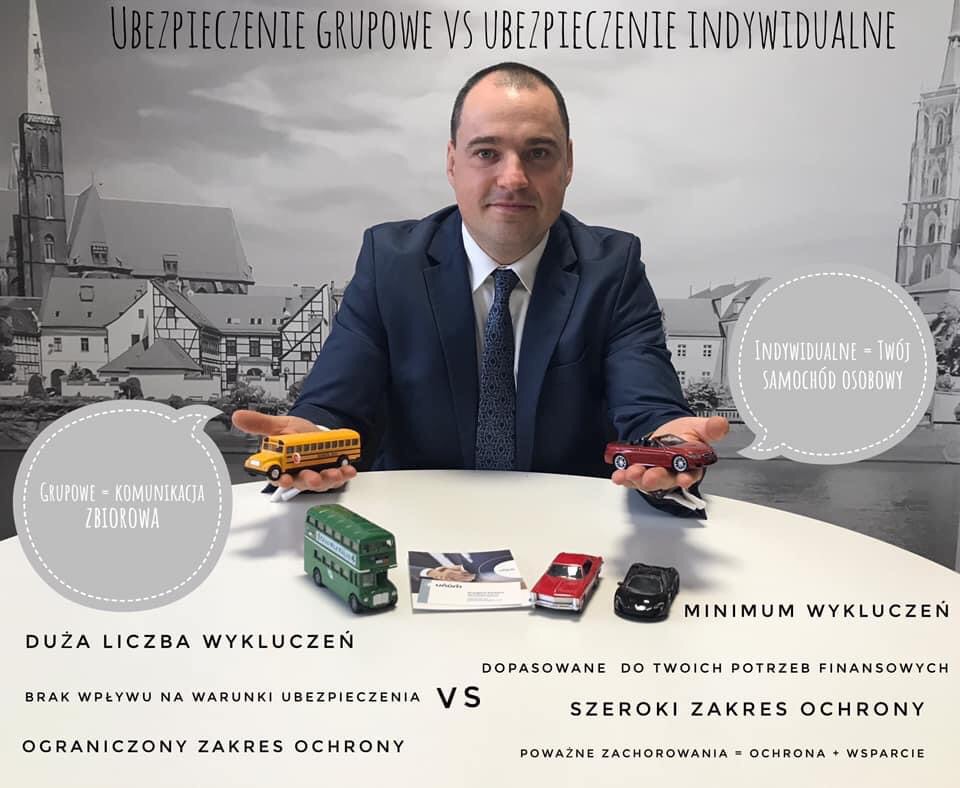 Mężczyzna w garniturze prezentuje porównanie ubezpieczeń grupowych i indywidualnych za pomocą modeli samochodów i autobusu, na tle grafiki z miastem.