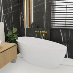 Nowoczesna łazienka z wolnostojącą wanną, umywalką nablatową na drewnianej szafce i czarnymi marmurowymi ścianami z białymi żyłami.