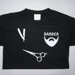 Seleo Druk - Czarna koszulka z białym nadrukiem fryzjerskim: brzytwa, nożyczki i broda z napisem 'BARBER'.