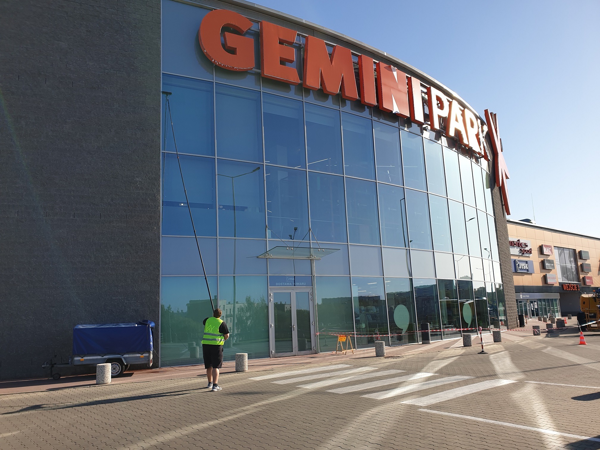 Mycie szklanej elewacji CH Gemini Tarnów