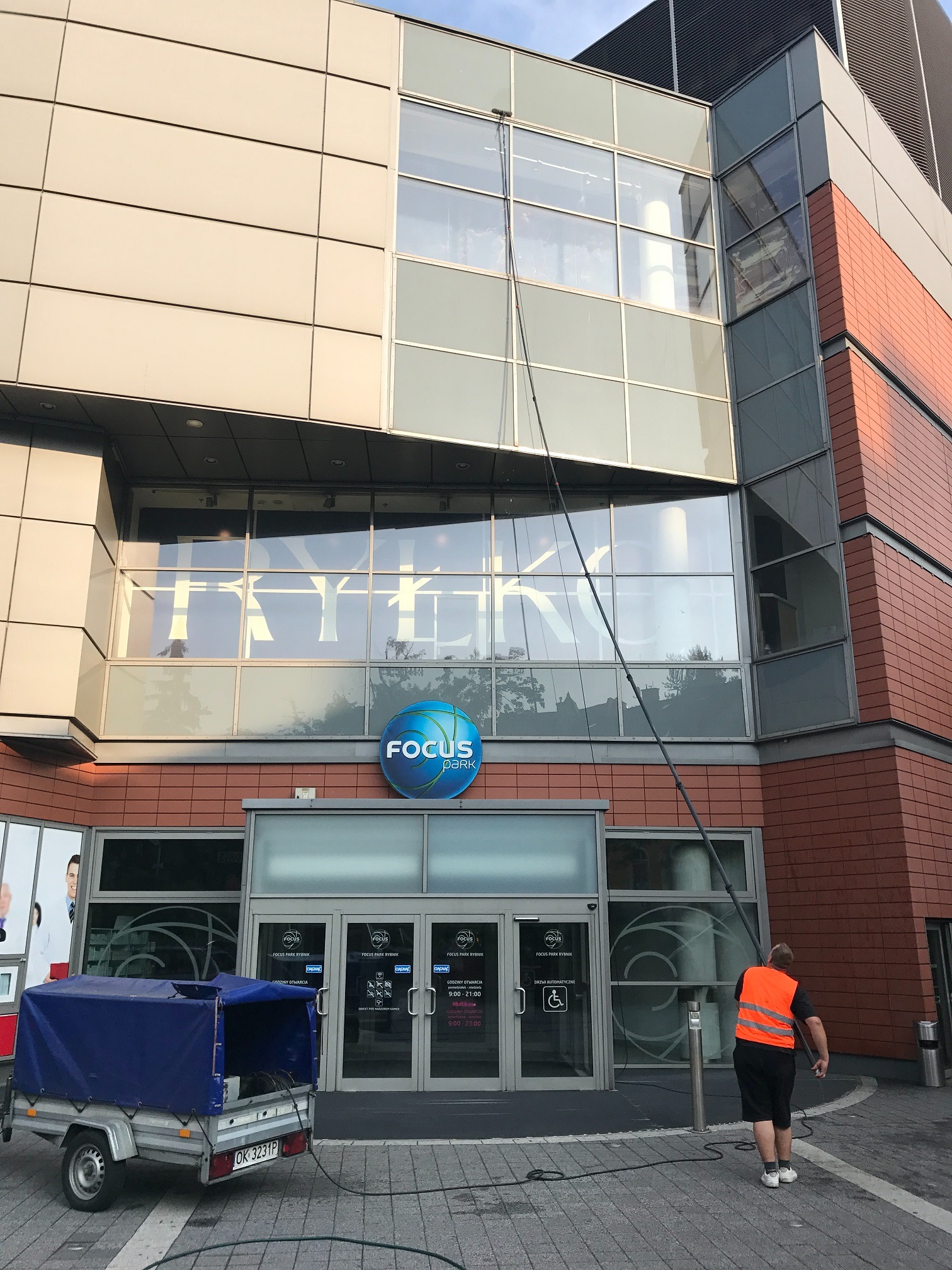 Mycie szklanej elewacji CH Focus Park Rybnik