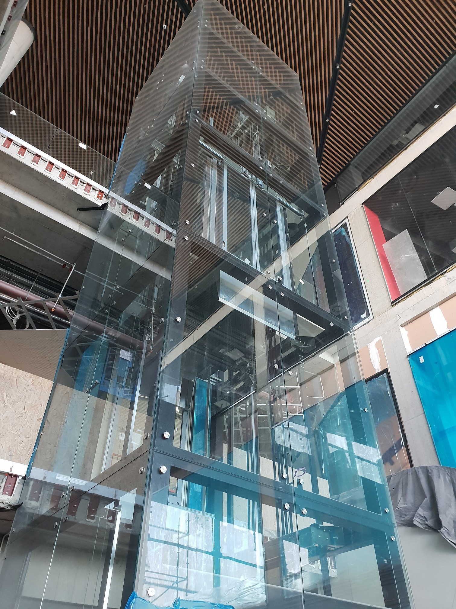 Szyb windy przed myciem (CH Libero Katowice)