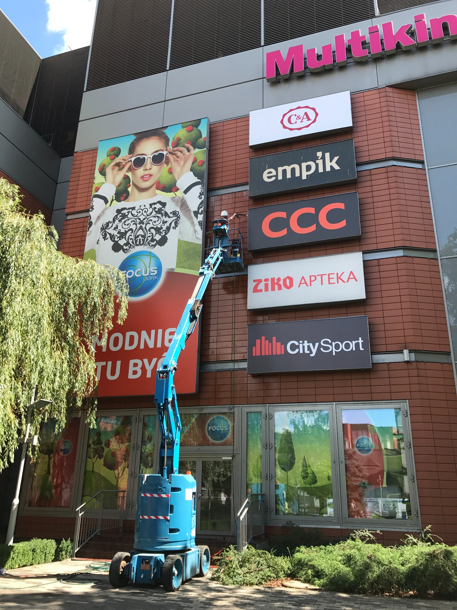 Mycie elewacji i logo CH Focus Park Rybnik