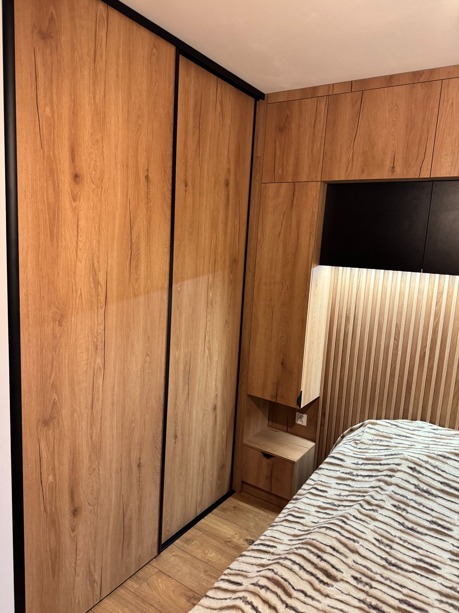 Zabudowa w sypialni realizacja dom jednorodzinny w Żelazowej Woli