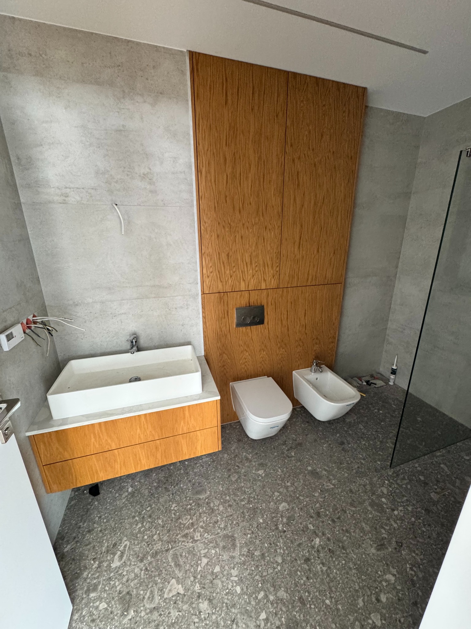 Łazienka fronty fornirowane dąb naturalny realizacja Zawiercie