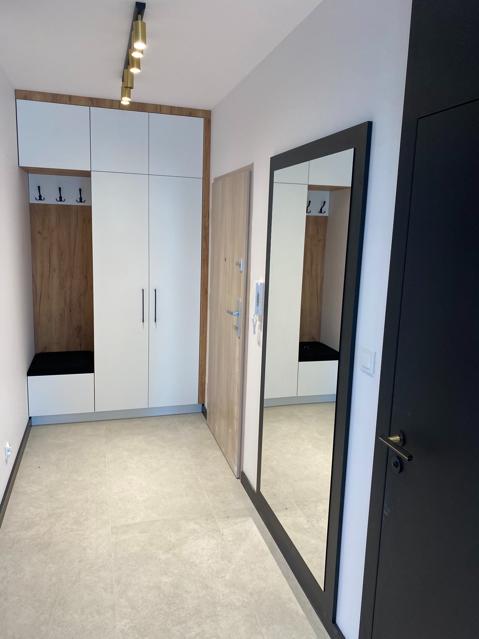 Szafa z wieszakiem i siedziskiem realizacja Grójec