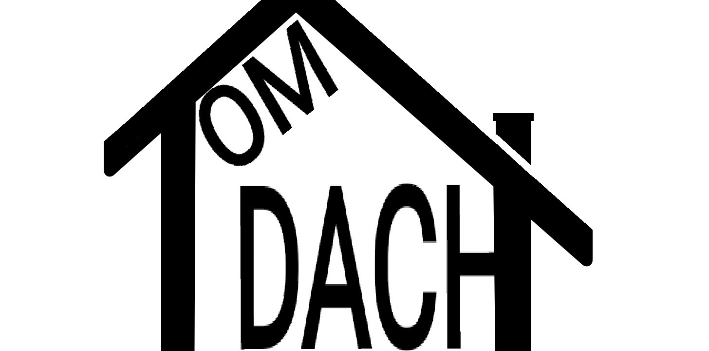 Czarno-białe logo firmy dekarskiej przedstawiające stylizowany zarys domu z kominem, wkomponowane w napis 'TOM DACH'.