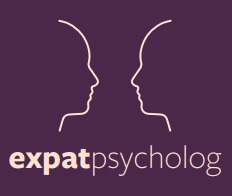 Logo firmy Expatpsycholog: dwie białe sylwetki głów skierowane ku sobie na fioletowym tle, poniżej nazwa firmy w kolorze beżowym i białym.