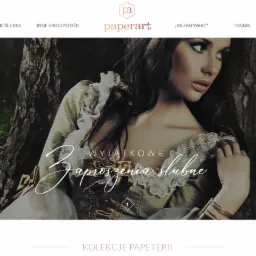Elegancka strona internetowa z modelką w stylizowanej sukni, prezentująca ofertę papeterii ślubnej, z widocznym nagłówkiem 'Wyjątkowe Zaproszenia Ślubne' i logo firmy Paperart.