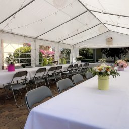 Na poprawiny na 40 osób zapewniliśmy:
namiot 5x8 m, stoły z obrusami, krzesła, oświetlenie, dekoracje namiotu, warnik