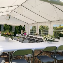 Na poprawiny na 40 osób zapewniliśmy:
namiot 5x8 m, stoły z obrusami, krzesła, oświetlenie, dekoracje namiotu, warnik