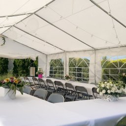 Na poprawiny na 40 osób zapewniliśmy:
namiot 5x8 m, stoły z obrusami, krzesła, oświetlenie, dekoracje namiotu, warnik