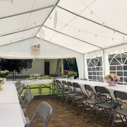 Na poprawiny na 40 osób zapewniliśmy:
namiot 5x8 m, stoły z obrusami, krzesła, oświetlenie, dekoracje namiotu, warnik