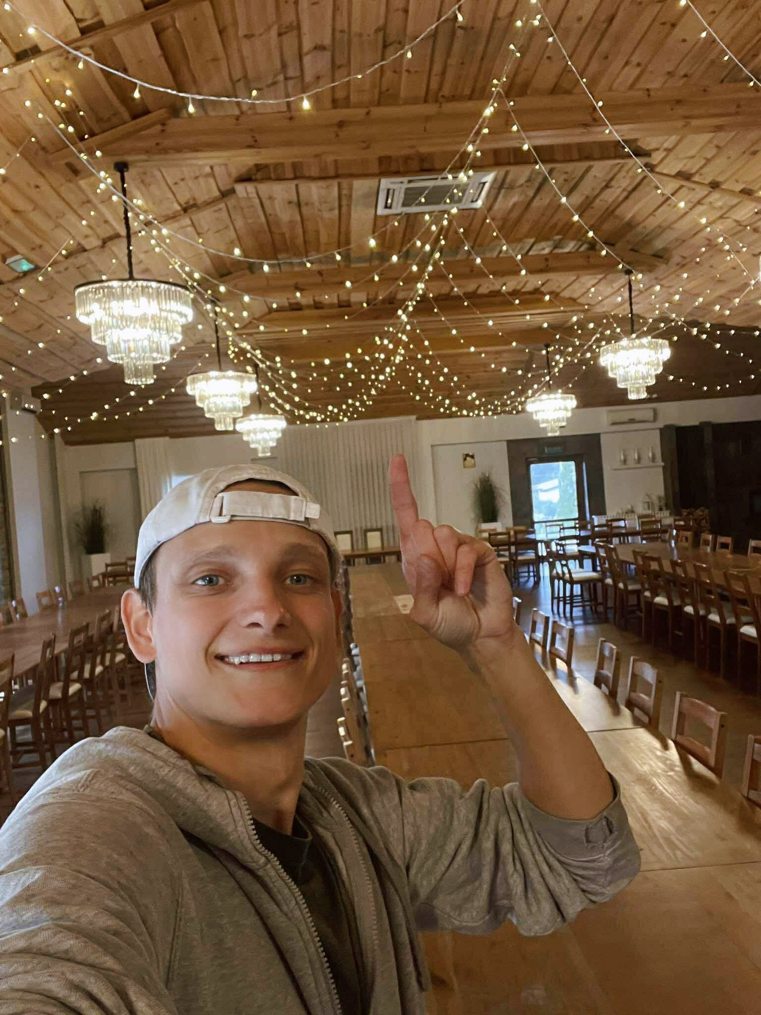 Dekoracje oświetleniem fairy lights sali weselnej