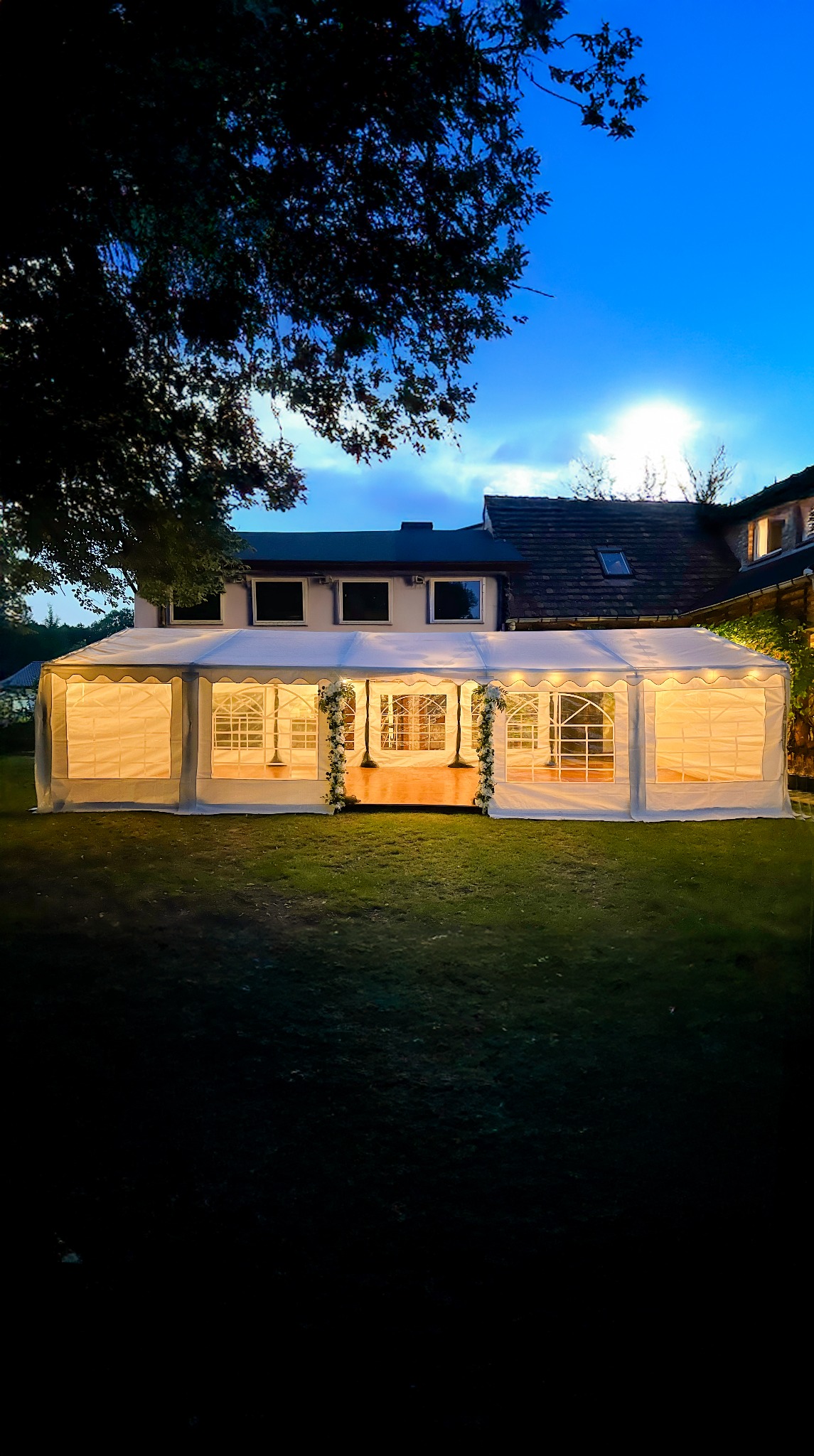 wynajem namiotów na wesele z parkietm i pełnym wyposażenim