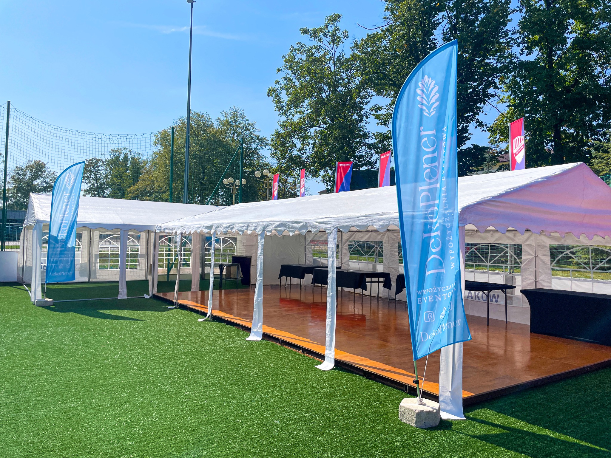 wynajem namiotów z parkietm i pełnym wyposażenim