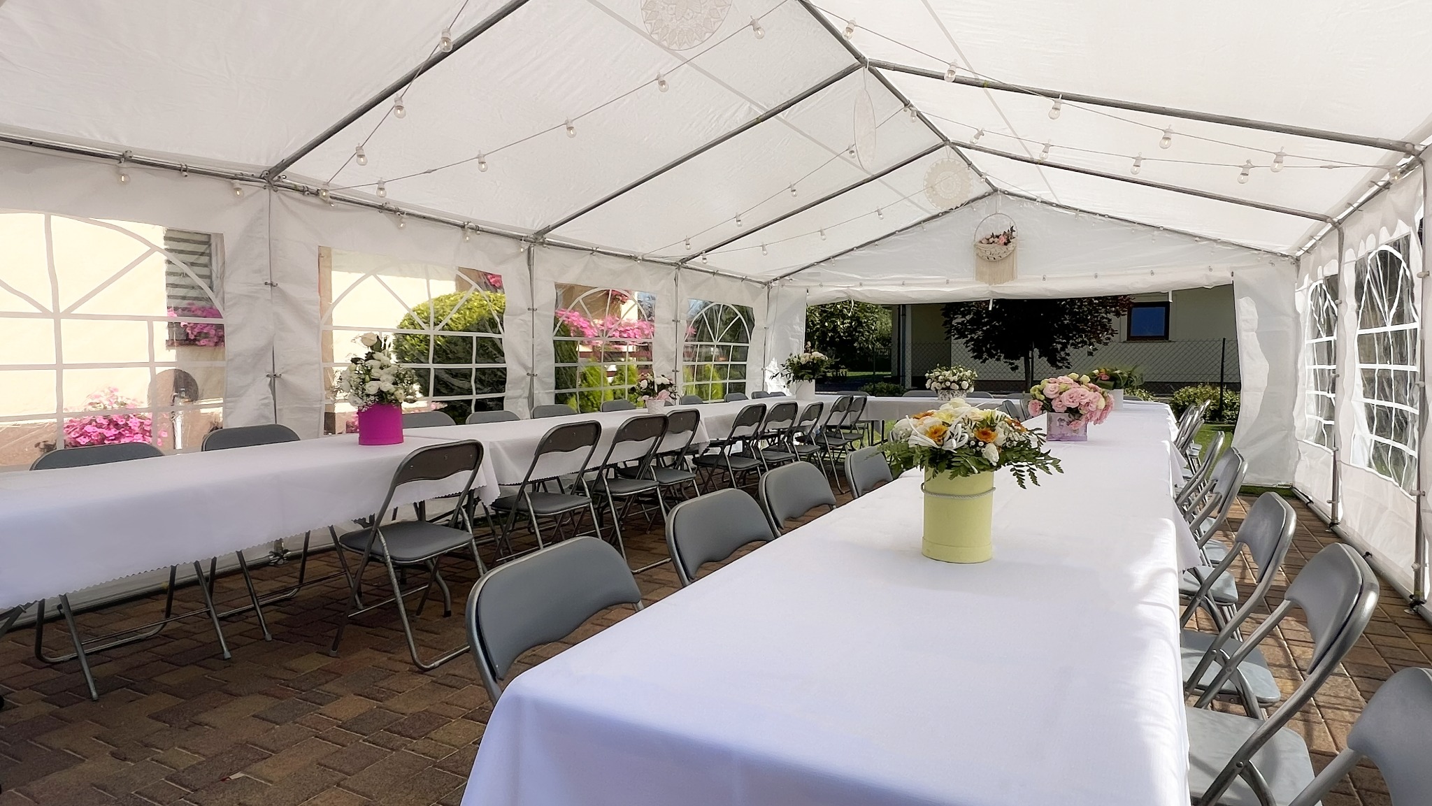 Na poprawiny na 40 osób zapewniliśmy: namiot 5x8 m, stoły z obrusami, krzesła, oświetlenie, dekoracje namiotu, warnik