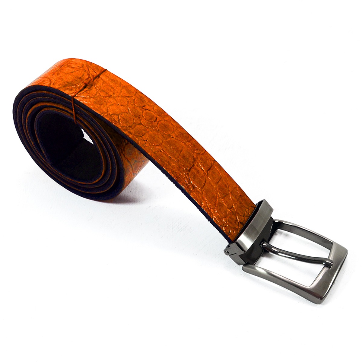 Pomarańczowy pasek skórzany z fakturą skóry krokodyla i metalową klamrą, zwinięty na białym tle.