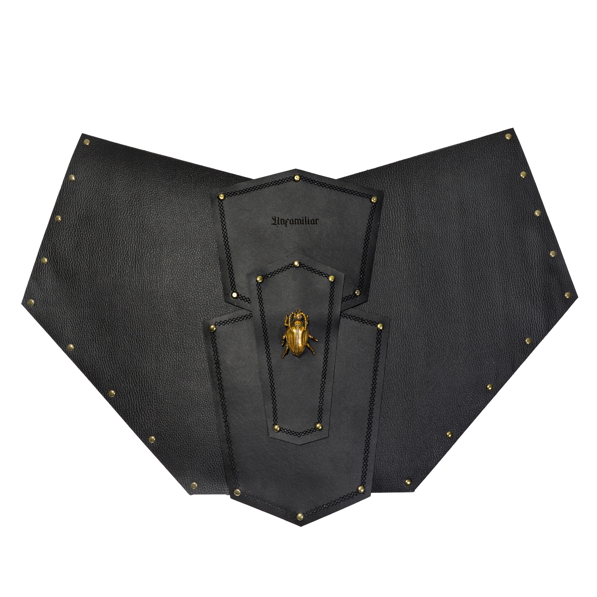 Czarny, skórzany naramiennik z metalowym skarabeuszem, ozdobiony nitami i przeszyciami, z napisem 'Unfamiliar'.