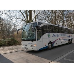 Jeden z naszych autobusów: luksusowy Mercedes Tourismo wyposażony w najnowsze systemy bezpieczeństwa. Klimatyzowany; komfortowe fotele z dodatkową przestrzenią na nogi.