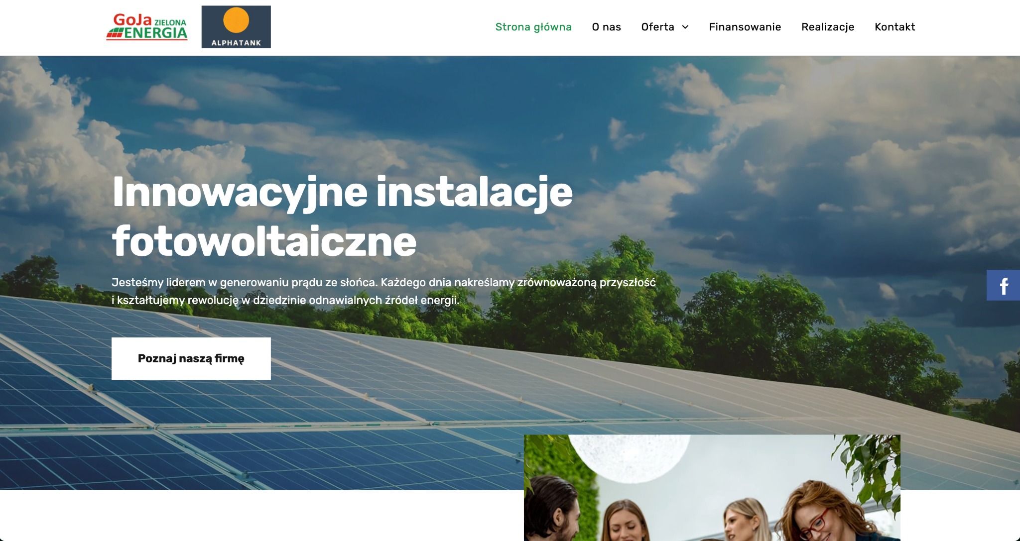 Strona internetowa firmy oferującej innowacyjne instalacje fotowoltaiczne, z widocznymi panelami słonecznymi na tle błękitnego nieba i drzew.