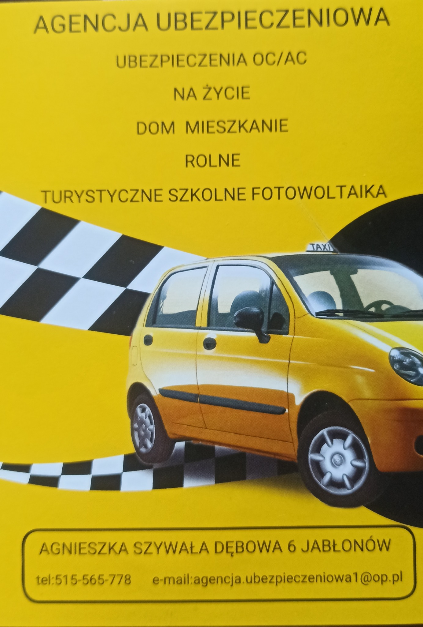 Żółta wizytówka agencji ubezpieczeniowej z tekstem o ubezpieczeniach OC/AC, na życie, domów, mieszkań, rolnych, turystycznych, szkolnych, fotowoltaiki oraz ilustracją żółtej taksówki na tle...