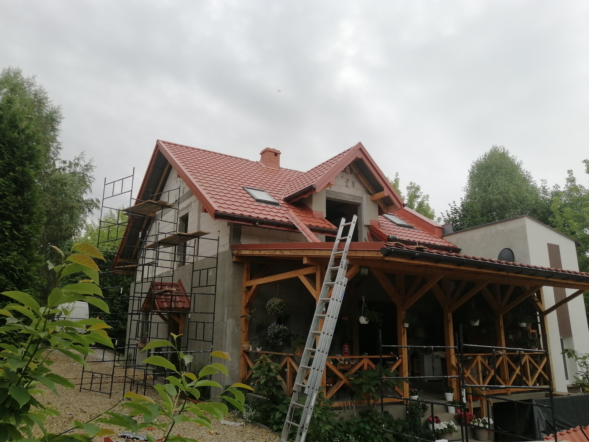 Wykonanie obróbek blacharskich oraz pokrycia dachowego