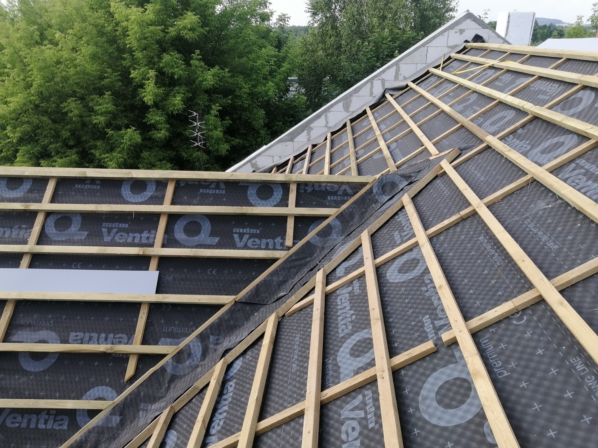 Łacenie połaci dachowej pod krycie blachodachówką.