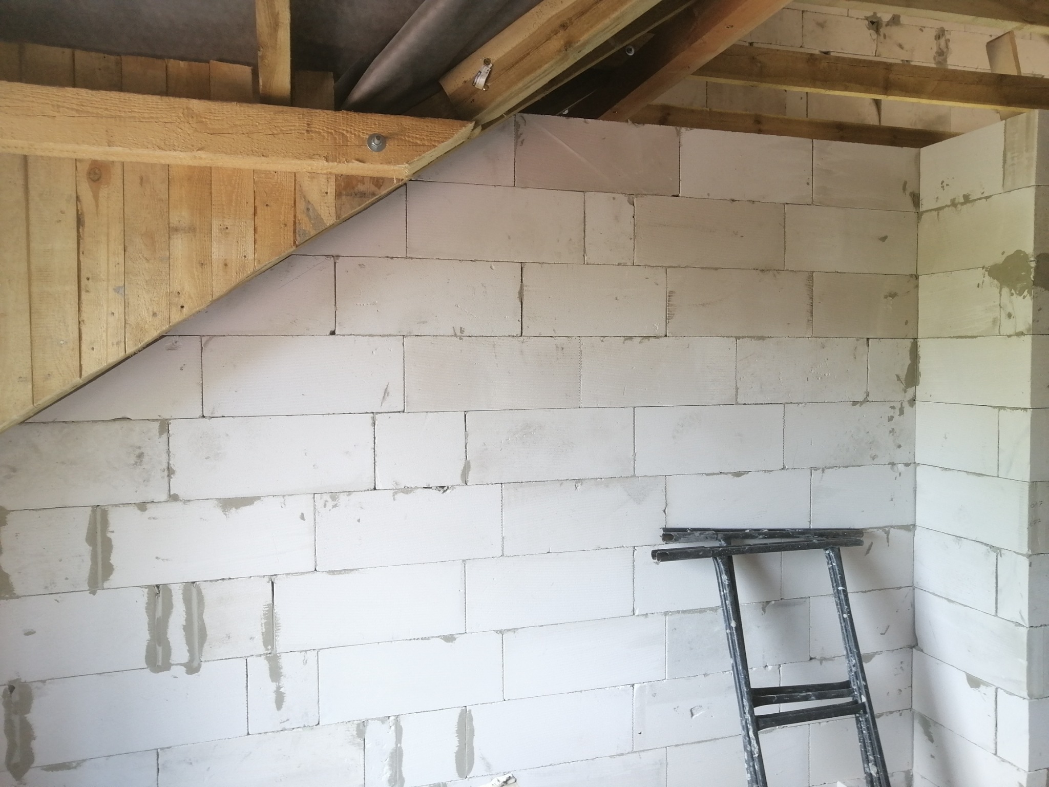 Murowanie ścianek działowych na poddaszu