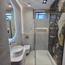 ŁAZIENKA W2 TYGODNIE Andrzej Kukla - Płytka w prysznicu megafirmat 280x120, odpływ liniowy