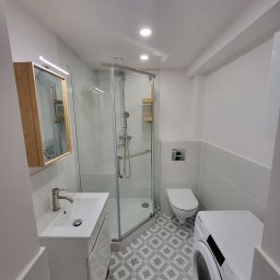 Minimalistyczna łazienka w stylu Hiszpanskim. Podłoga płytki Castorama 